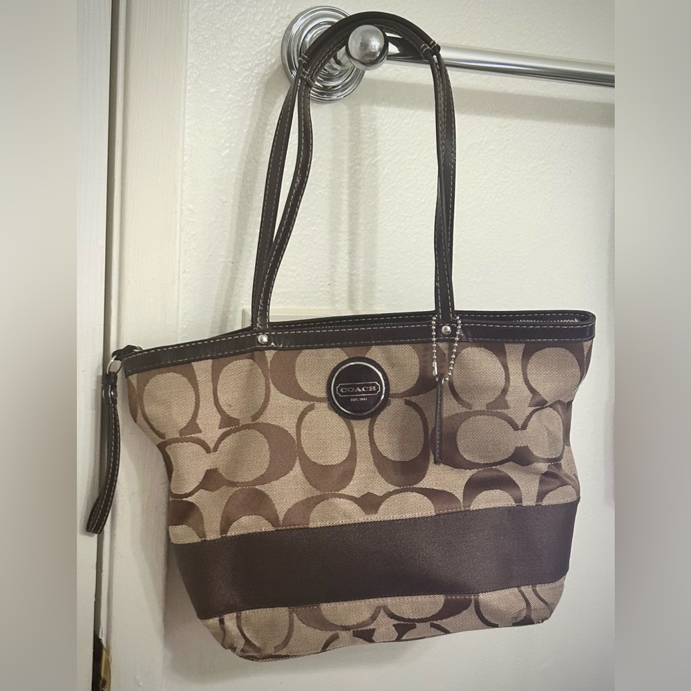 Coach Signature shoulder Tote Purse